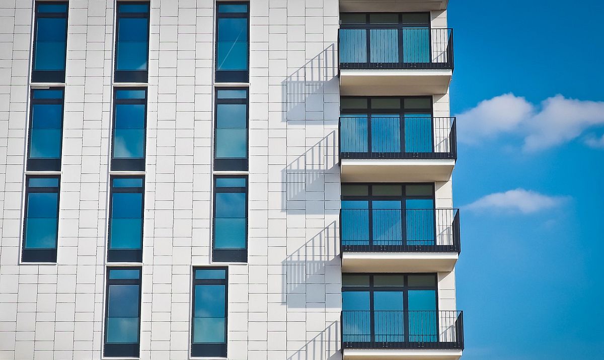 Mieszkanie z balkonem czy bez – na co warto postawić?
