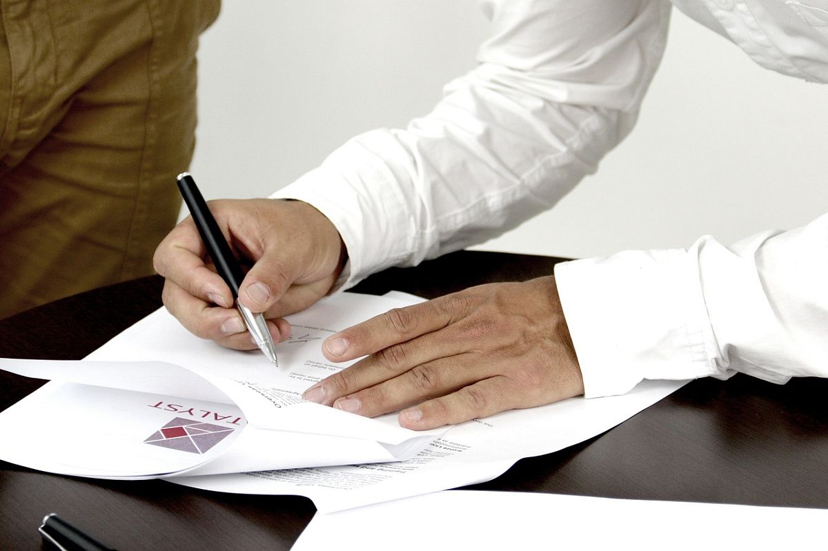Co to jest umowa przedwstępna? Jaka jest różnica między umową przedwstępną w formie zwykłej pisemnej i w formie aktu notarialnego?